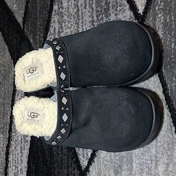 UGG LEATHER SHEEPSKIN STUDDED HEEL CLOGS - Picture 2 of 12
